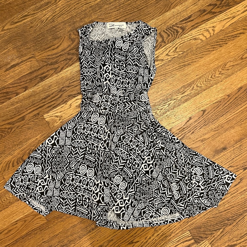 Medium black and white patterned cotton dress